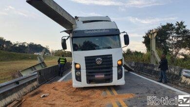 Carreta provoca acidente na Bandeirantes e prejudica retorno em Jundiaí