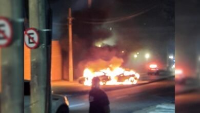 Carros batem e pegam fogo em Jundiaí