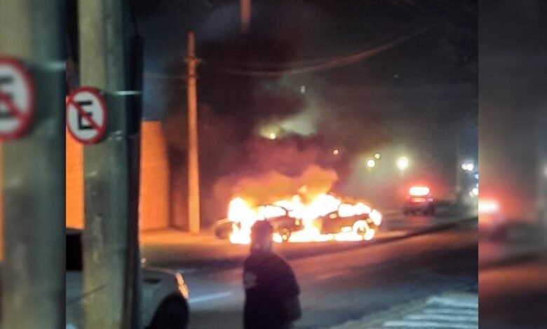 Carros batem e pegam fogo em Jundiaí