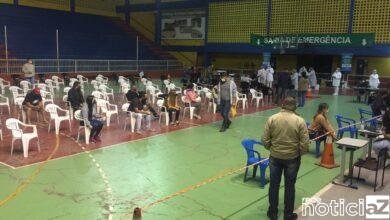 Pessoas com 30 anos ou mais são vacinados em Campo Limpo Paulista