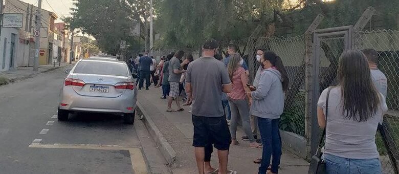 Posto de vacina no Novo Horizonte tem grande fila para vacina