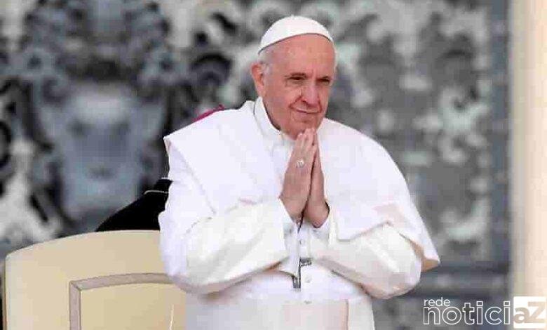 O papa Francisco foi internado no hospital Gemelli de Roma neste domingo (4) para uma cirurgia intestinal programada, disse o Vaticano. É a primeira vez