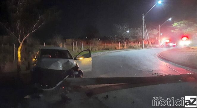 Carro derruba poste em Eloy Chaves