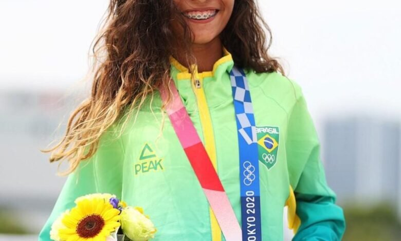 A fadinha voou para fazer história. Rayssa leva a prata no skate olímpico