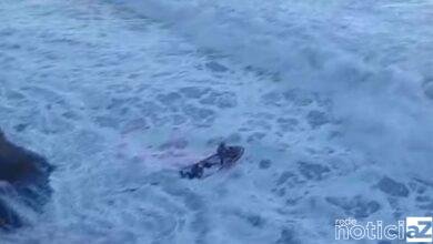 Adolescente é resgatado enquanto surfava no Guarujá