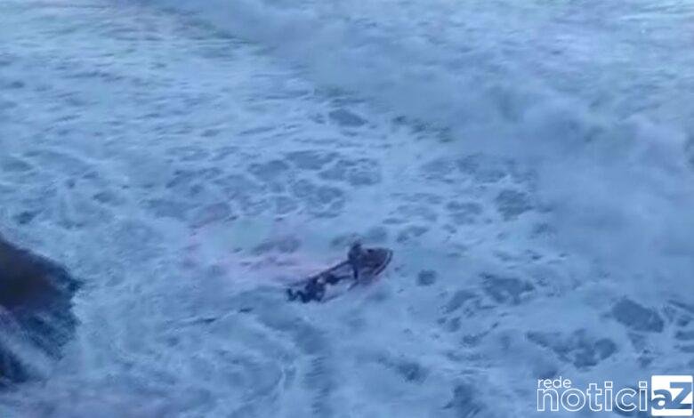 Adolescente é resgatado enquanto surfava no Guarujá