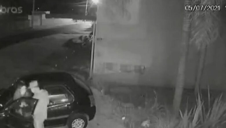 Câmera de segurança flagra roubo de carro em Várzea Paulista