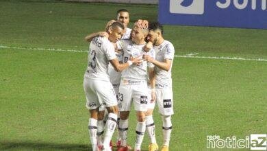 Santos vence o vice-líder Athletico-PR e sobe no Brasileirão