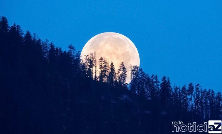 A cor branca da lua dará lugar para o azul