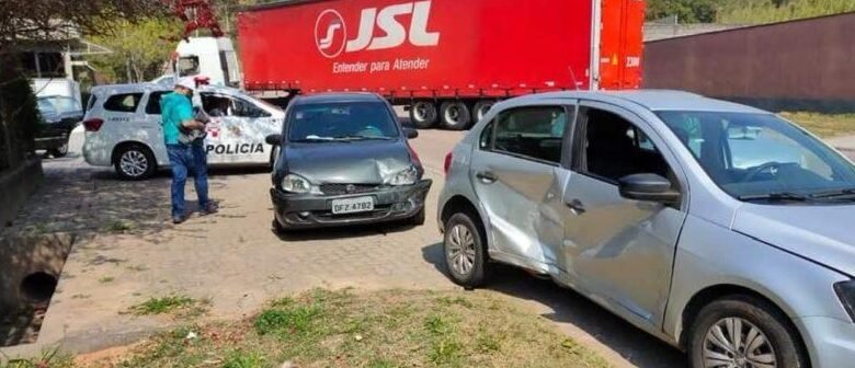 Carros provocam acidente em Campo Limpo Paulista