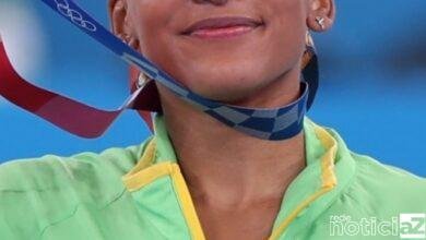 A ginasta Rebeca Andrade ganhou a medalha de ouro no salto sobre a mesa nas Olimpíadas de Tóquio. Ela já tinha conquistado a prata no individual geral