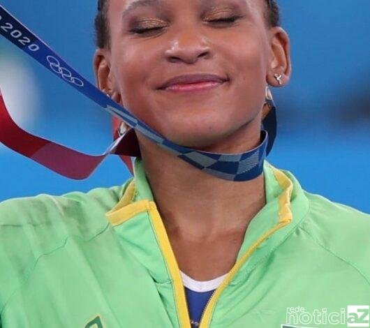 A ginasta Rebeca Andrade ganhou a medalha de ouro no salto sobre a mesa nas Olimpíadas de Tóquio. Ela já tinha conquistado a prata no individual geral