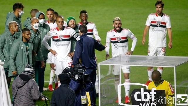 São Paulo e Palmeiras empatam sem gols em jogo polêmico