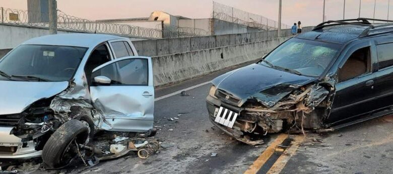 Carros provocam acidente em viaduto de Jundiaí