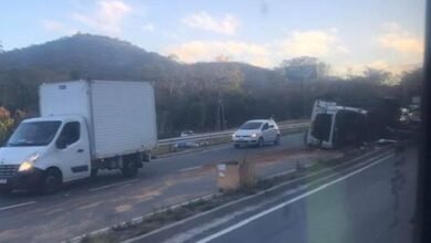Motorista de caminhão sofre acidente em rodovia de Cajamar