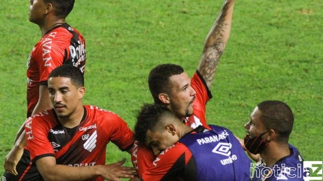 Santos perde para o Athletico Paranaense e dá adeus a Copa do Brasil