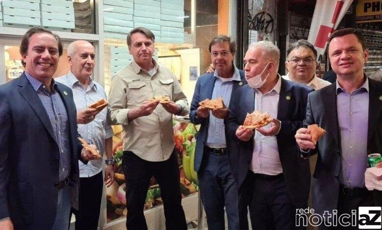 Bolsonaro ignora vacina e se alimenta em rua de Nova York