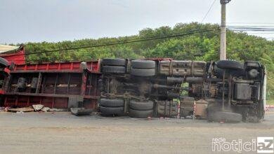 Caminhão bate em poste e causa queda de luz em Jundiaí