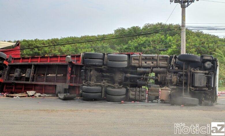 Caminhão bate em poste e causa queda de luz em Jundiaí