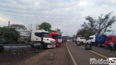 Caminhoneiros bloqueiam estradas pelo Brasil em apoio a Bolsonaro