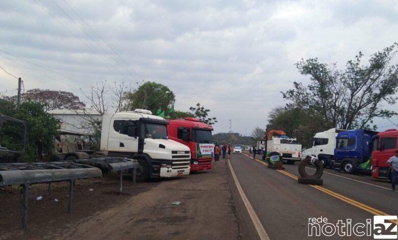 Caminhoneiros bloqueiam estradas pelo Brasil em apoio a Bolsonaro