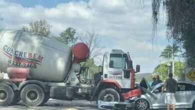 Caminhão e carro fecham rodovia de Jundiaí