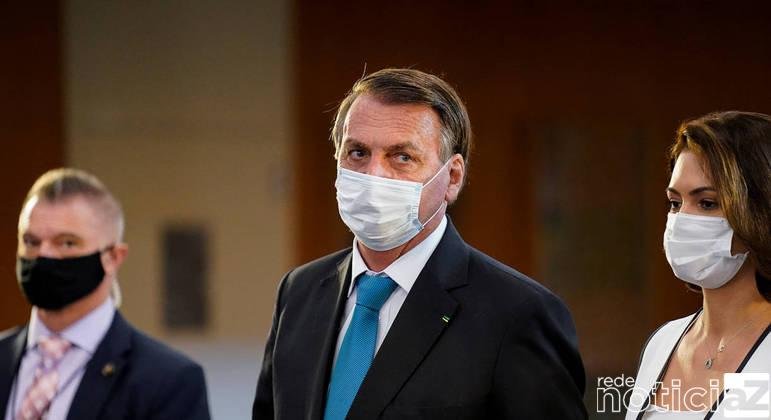 Bolsonaro obedece a Anvisa e cumpre isolamento após casos de Covid-19