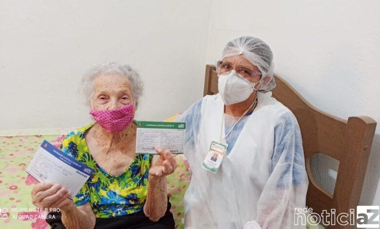 Terceira dose da vacina é aplicada em idosos de Campo Limpo Paulista