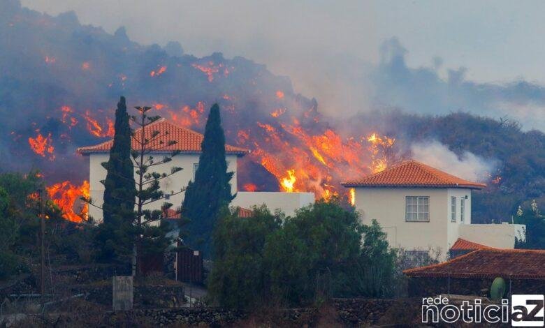 Vulcão das Ilhas Canárias explode e atinge casas