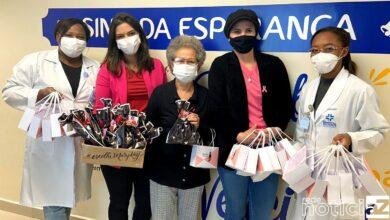 Outubro Rosa: Pacientes do Hospital São Vicente recebem produtos para a auto estima
