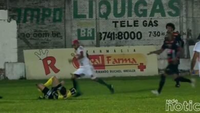 Jogador de futebol é preso após agredir árbitro no meio da partida