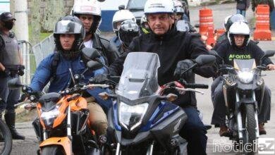 Bolsonaro dá rolê de moto no Guarujá sem máscara e viseira