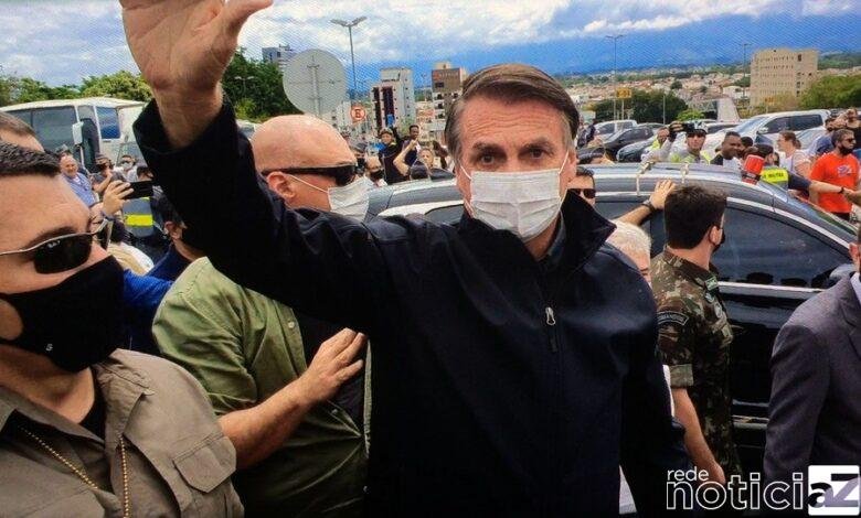 De máscara, Jair Bolsonaro vai ao Santuário de Aparecida acompanhar a festa