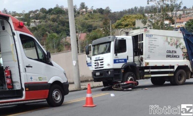 Caminhão de lixo bate em moto