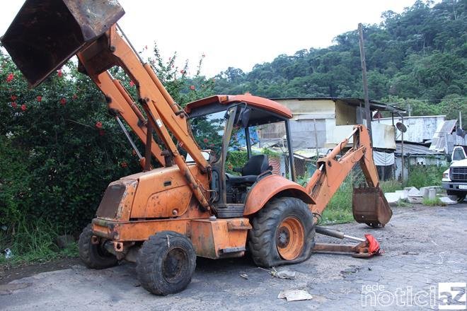 Funcionário da Prefeitura de Jarinu se envolve em acidente com retroescavadeira