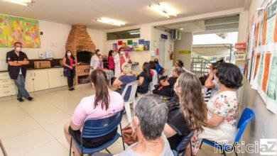 Pessoas atendidas pelo CAPS Jundiaí recebem orientações contra o câncer de mama