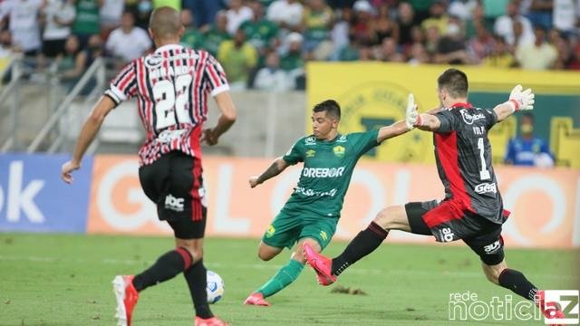 Tiago Volpi vira muralha e garante o empate do São Paulo contra o Cuiabá
