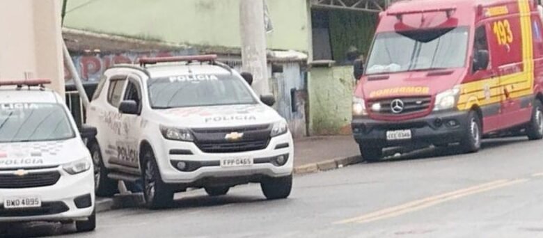 Homens trocam tiros com a polícia e morrem