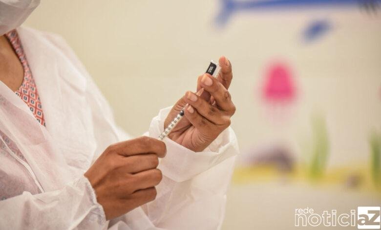 Adultos com 23 anos devem fazer o agendamento da vacina contra a Covid