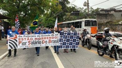 Policiais protestam cobrando melhores salários e condições de trabalho