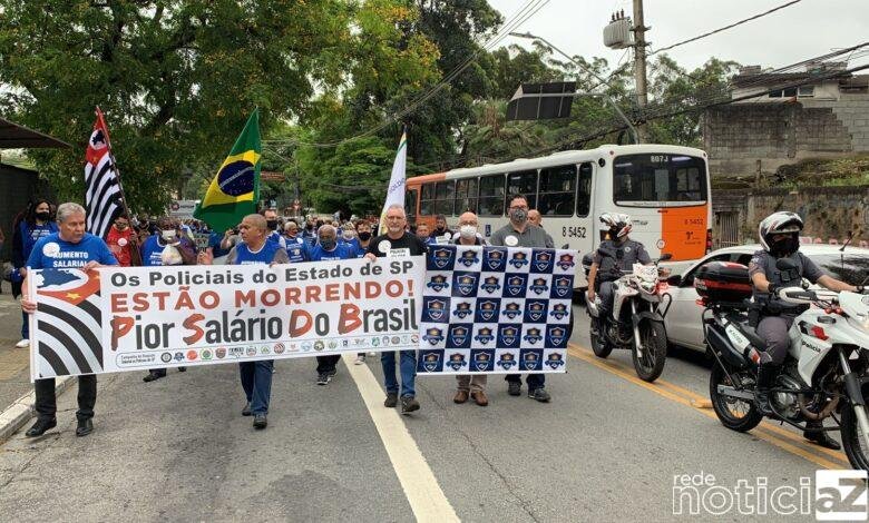 Policiais protestam cobrando melhores salários e condições de trabalho