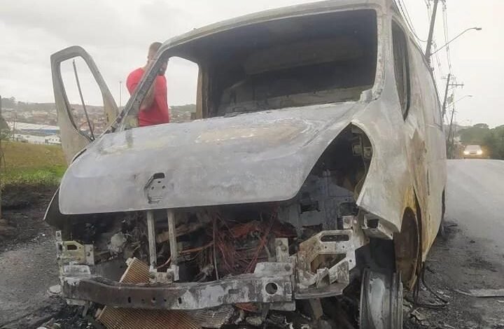 Van e moto são completamente destruídas após acidente em Jundiaí