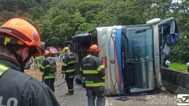 Seis pessoas morrem em acidente com ônibus de turismo na Rodovia Oswaldo Cruz