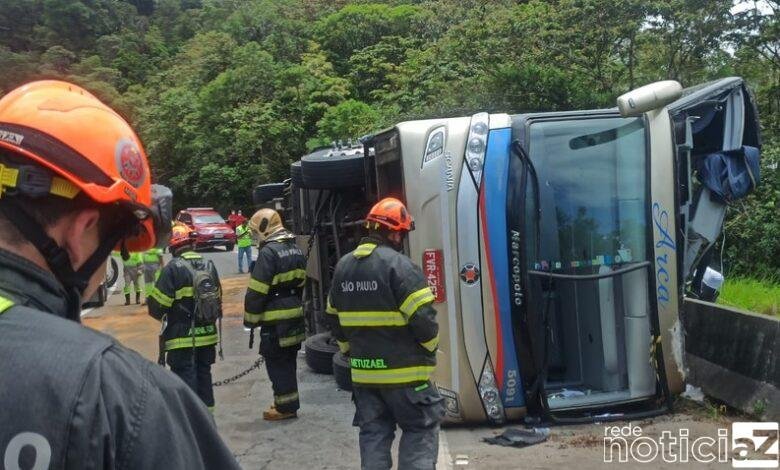 Seis pessoas morrem em acidente com ônibus de turismo na Rodovia Oswaldo Cruz