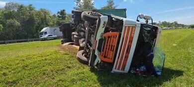 Rodovia dos Bandeirantes registra tombamento de caminhão