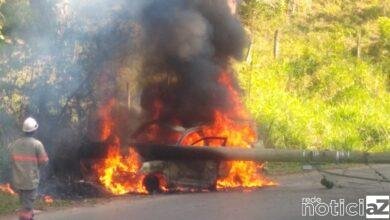 Carro bate em poste