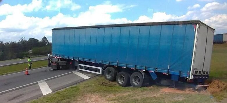 Rodovia Dom Gabriel é bloqueada por caminhão
