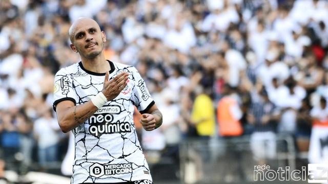 Corinthians supera o Athletico-PR e segue no G-4 do Brasileirão
