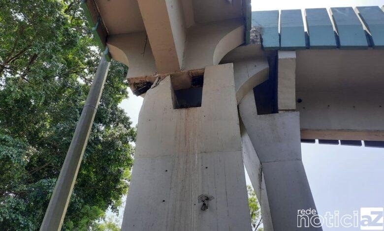 Carreta bate em passarela de pedestres e congestiona a Anchieta