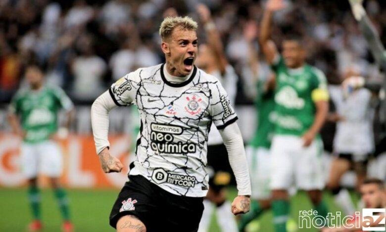 Corinthians vence a Chapecoense, no sufoco, e volta ao G6 do Brasileirão